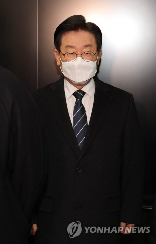 이재명 더불어민주당 대표가 25일 서울시 마포구 한 식당에서 처럼회 소속 의원들과 오찬을 마친 뒤 식당 밖으로 나오고 있다.<연합뉴스>